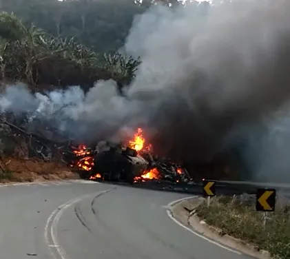 VÍDEO | Caminhão carregado com combustível tomba e pega fogo em estrada do ES