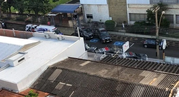 Adolescente invade escola e ameaça atirar em diretora em São Paulo