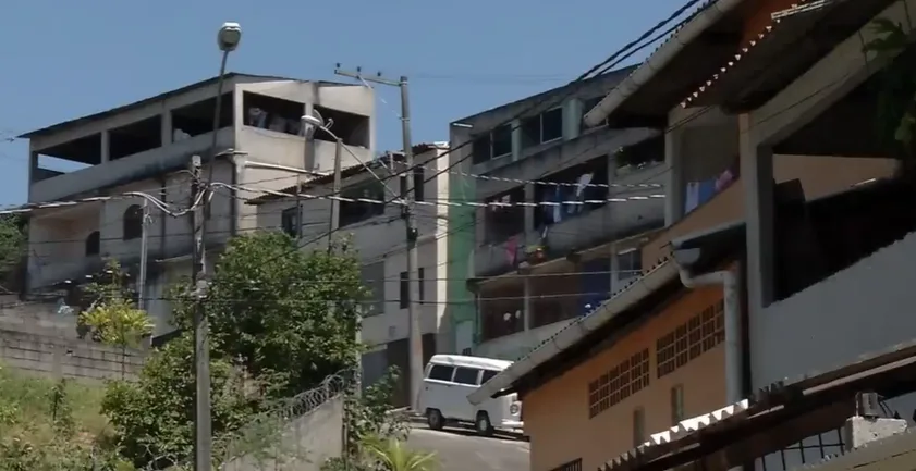 Moradores da Serra ficam assustados após homem passar de moto atirando