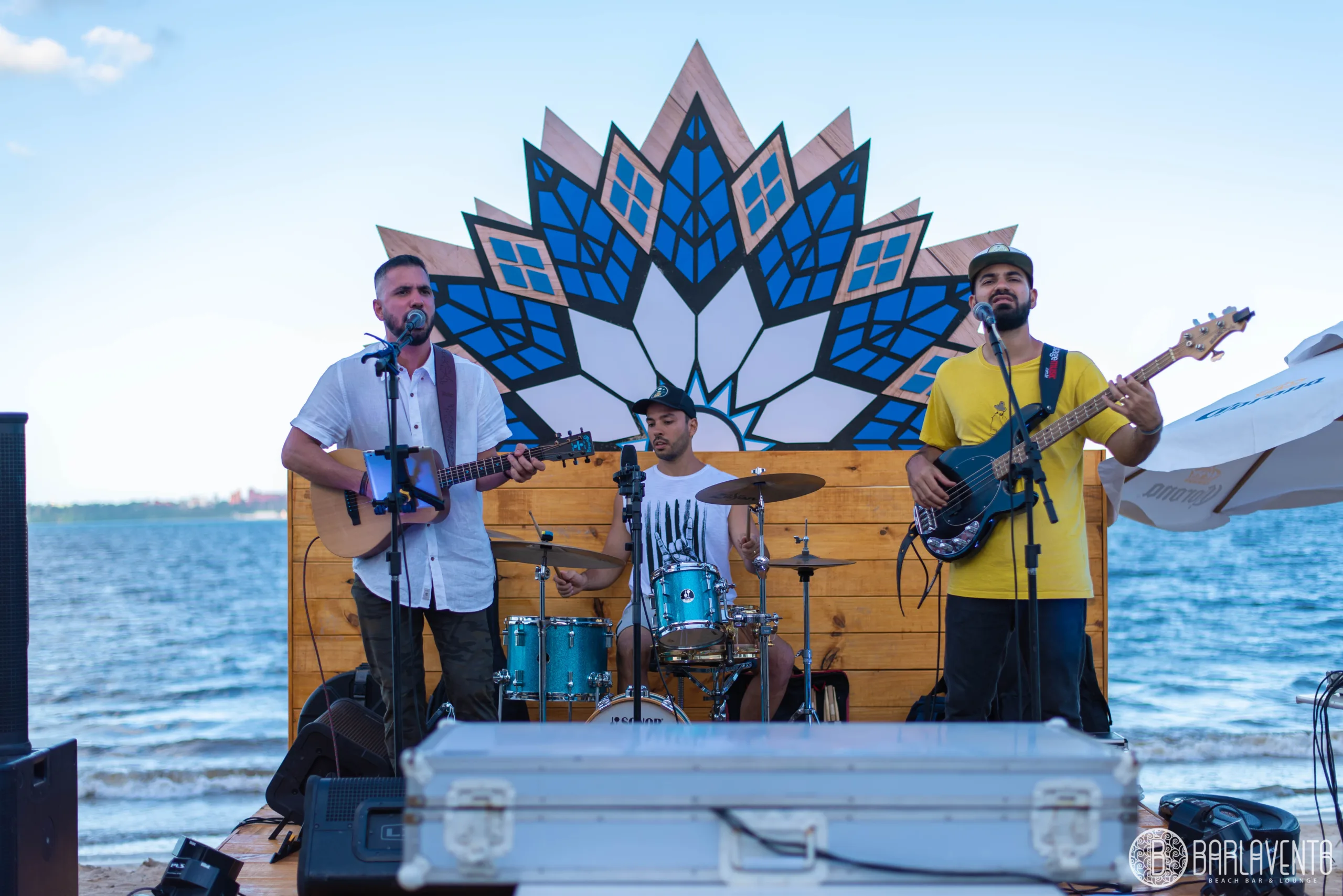 Música e gastronomia à beira-mar no verão na Praia de Camburi