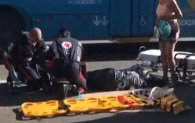 Motociclista quebra a perna após cair em buraco no Centro de Vitória