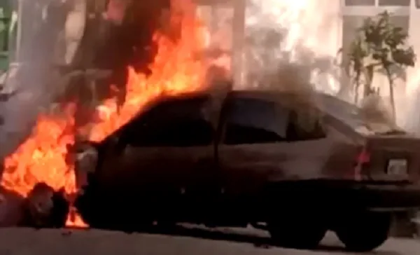 VÍDEO | Carro pega fogo no meio da rua no bairro São Pedro, em Vitória