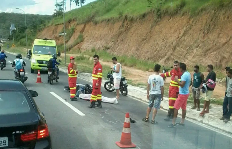 Motociclista morre após cair e ser atropelado por carreta na BR-101 na Serra