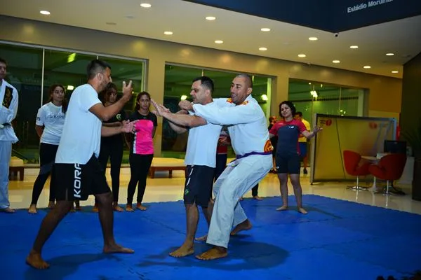 Aula de jiu-jitsu com foco em defesa pessoal é destaque na Cia Athletica