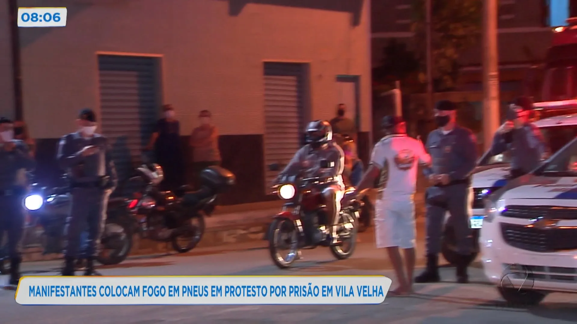 Manifestantes colocam fogo em pneus em protesto por prisão em Vila Velha