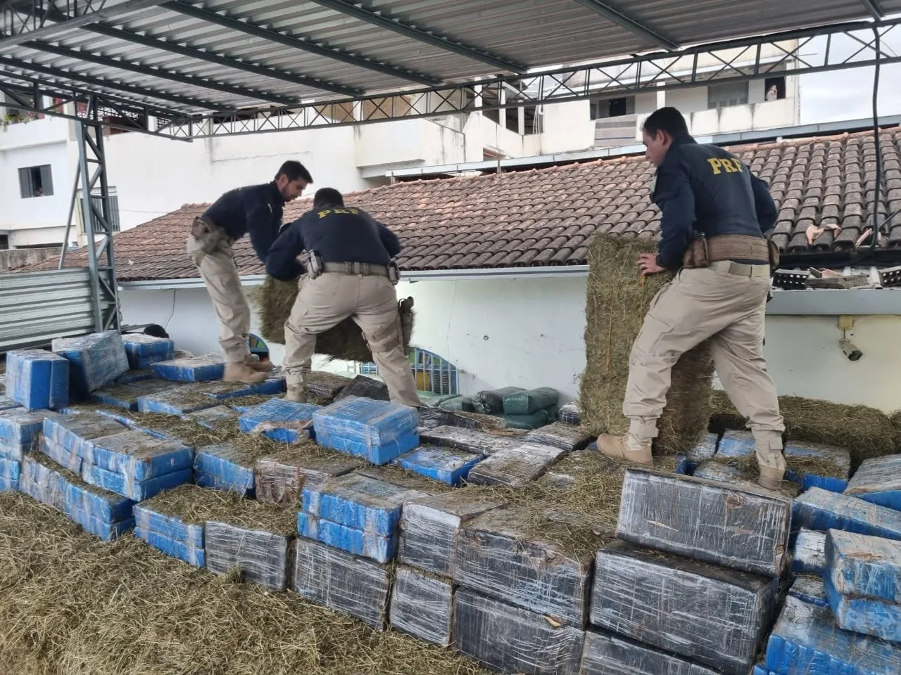 PRF apreende duas toneladas de maconha escondida em caminhão no Sul do ES