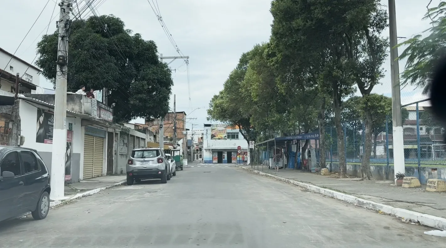 Homem armado invade creche para fugir de tiros e crianças se trancam nas salas em Vila Velha