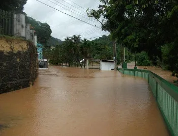 Moradores de Santa Leopoldina temem chuvas que se aproximam