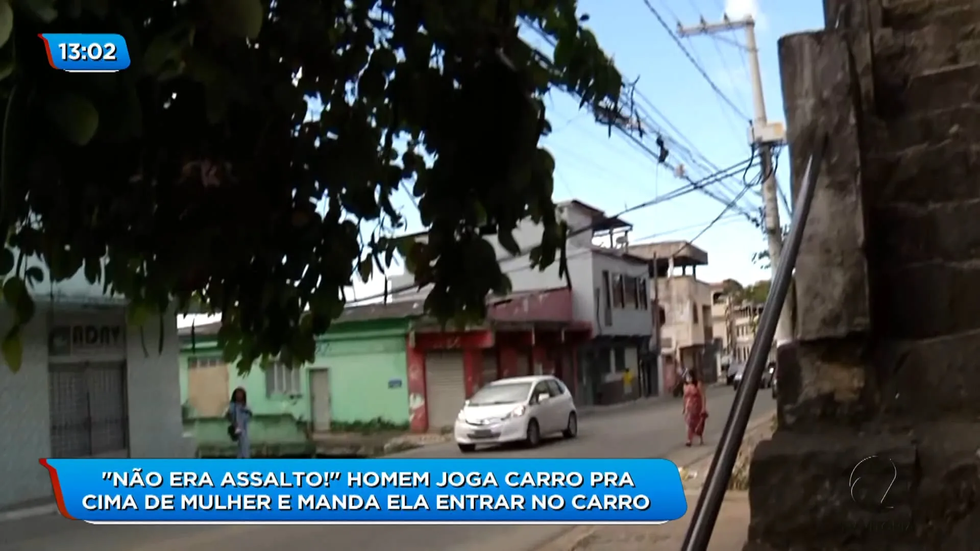 Enfermeira foge de criminosos correndo por escadaria