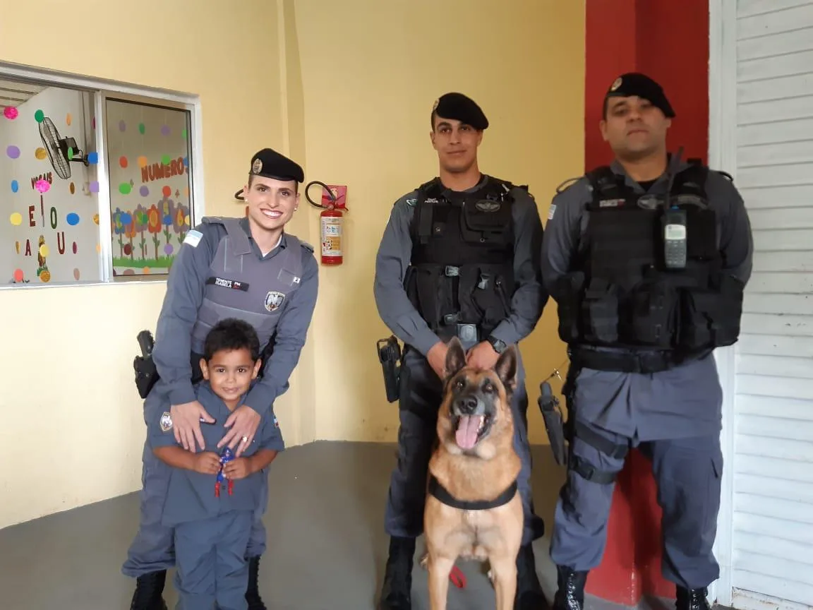 Menino de quatro anos escolhe Polícia Militar como tema para festa de aniversário na Serra