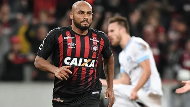 Sem euforia com vitória sobre o Flu, Atlético-PR foca duelo pelo Brasileirão