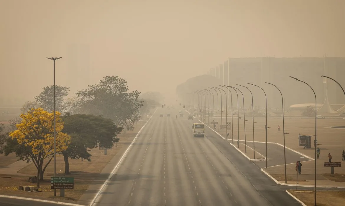 Brasília amanhece coberta de fumaça pelo segundo dia seguido