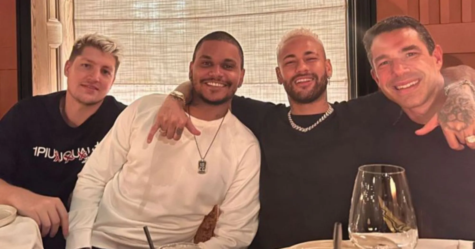 Neymar posta foto com Marcus Buaiz em Paris e declara: "Amigos"