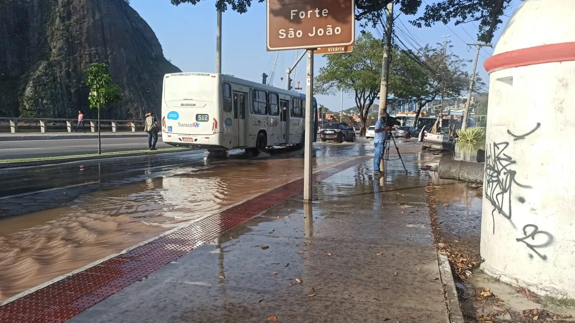 VÍDEO | Vazamento de água forma "rio" na Curva do Saldanha e chama a atenção de motoristas