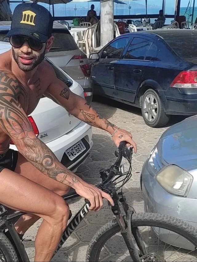 Gusttavo Lima surge de bicicleta na Praia do Morro, em Guarapari, e choca
