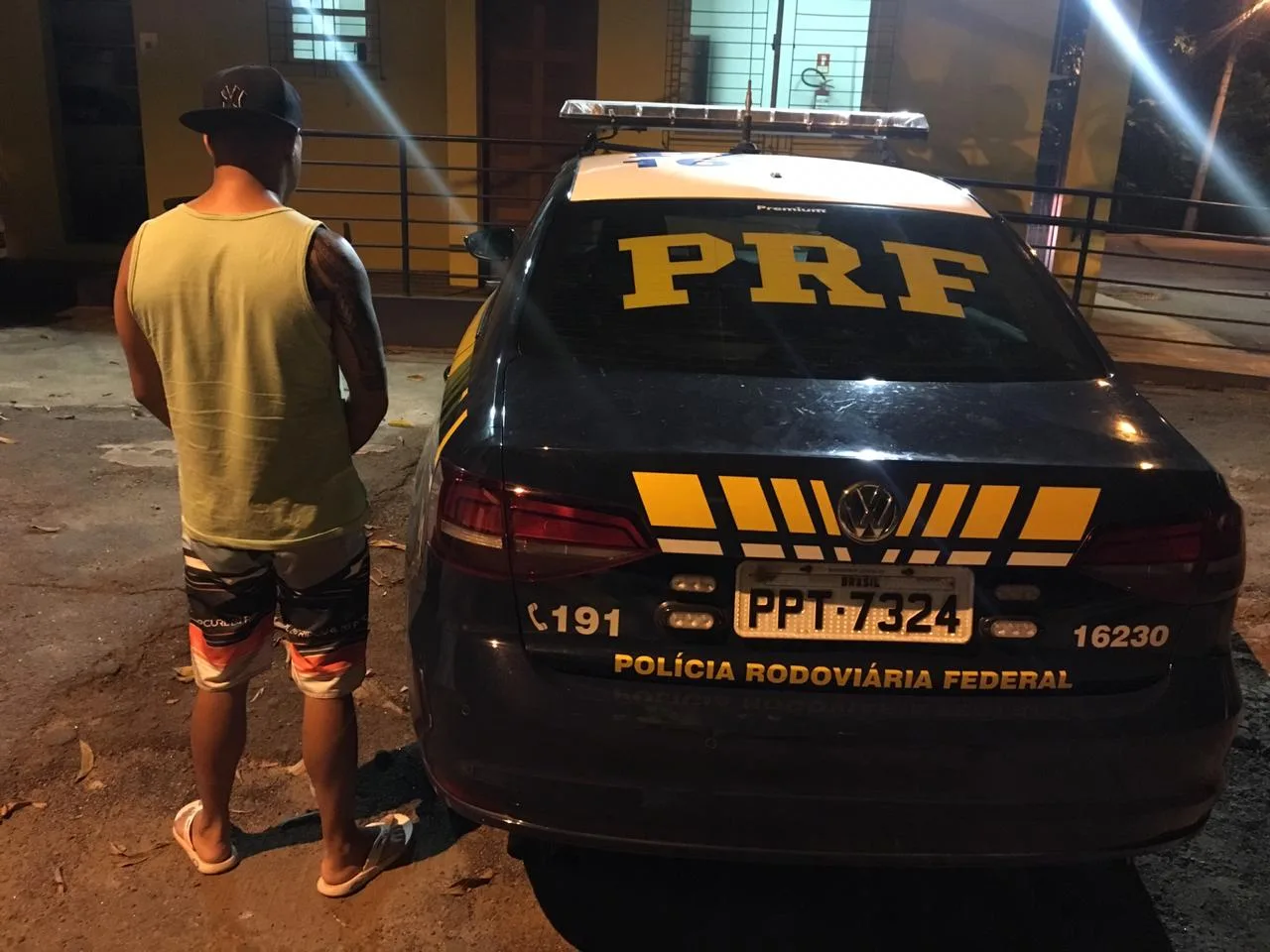 Motorista é preso e tenta agredir agente da PRF em Itapemirim