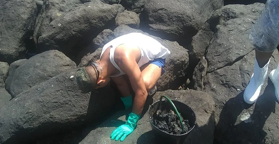 Região do arquipélago baiano de Abrolhos (BA), operações de monitoramento e limpeza de áreas atingidas pelas manchas de óleo.