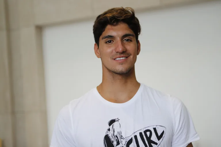 Rio de Janeiro – O campeão mundial de surfe Gabriel Medina visita atletas do Time Brasil na Vila Olímpica dos Jogos Rio 2016 (Fernando Frazão/Agência Brasil) Rio de Janeiro – O campeão mundial de surfe Gabriel Medina visita atletas do Time Brasil na Vila Olímpica dos Jogos Rio 2016 (Fernando Frazão/Agência Brasil)