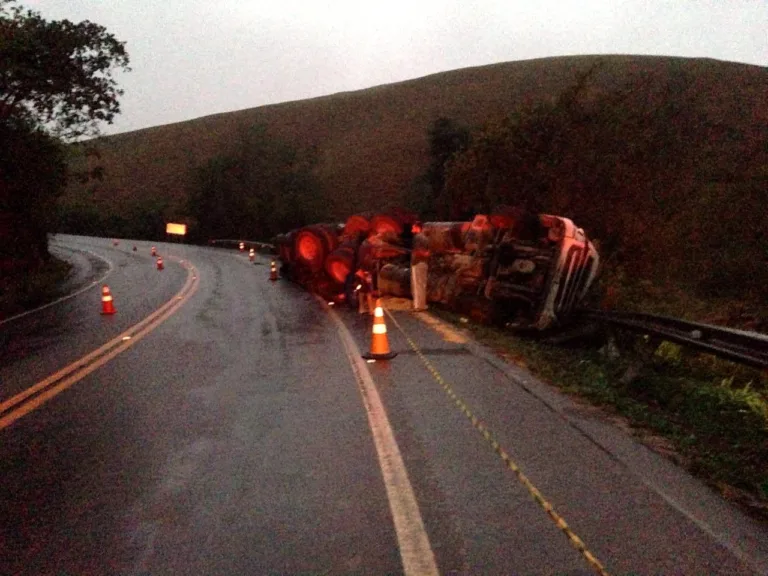 Motorista morre em grave acidente com carreta na BR-101