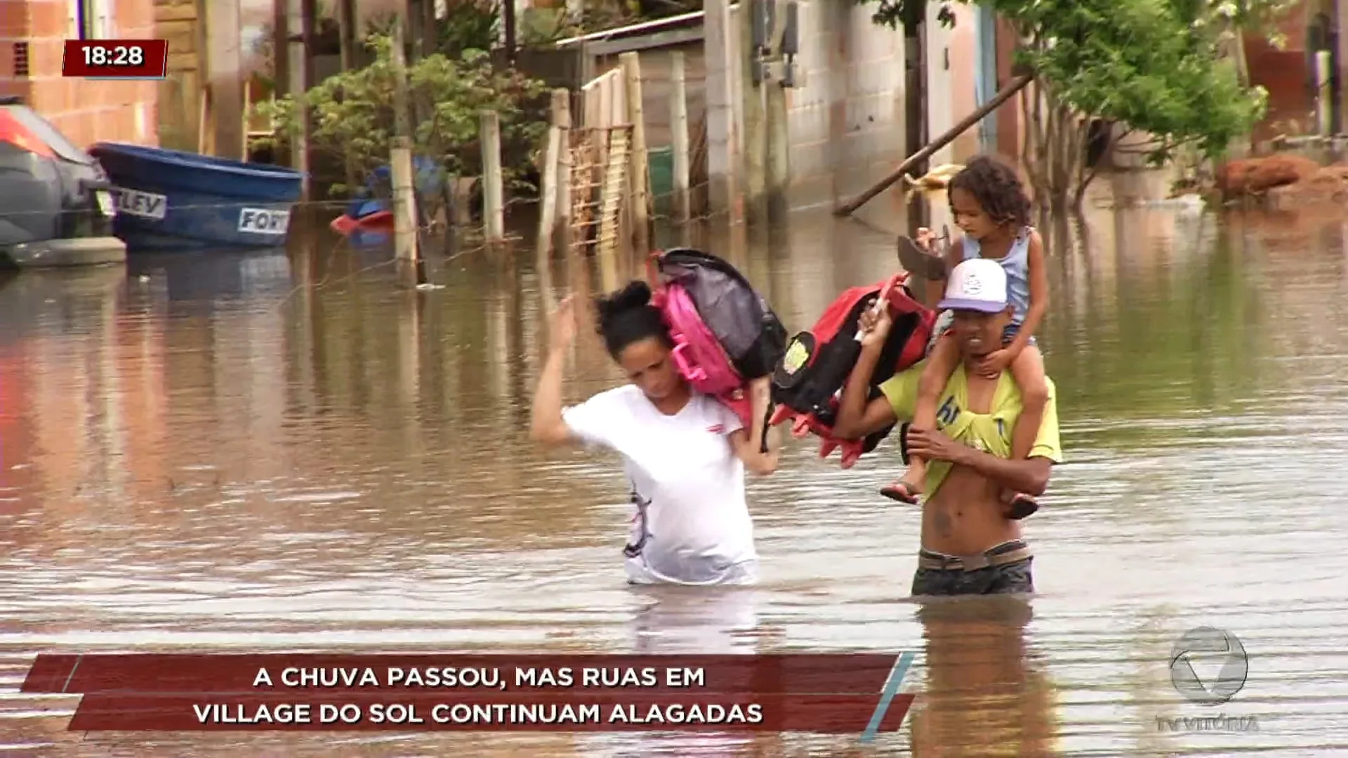 Ruas e casas em Village do Sol continuam alagadas dias após forte chuva