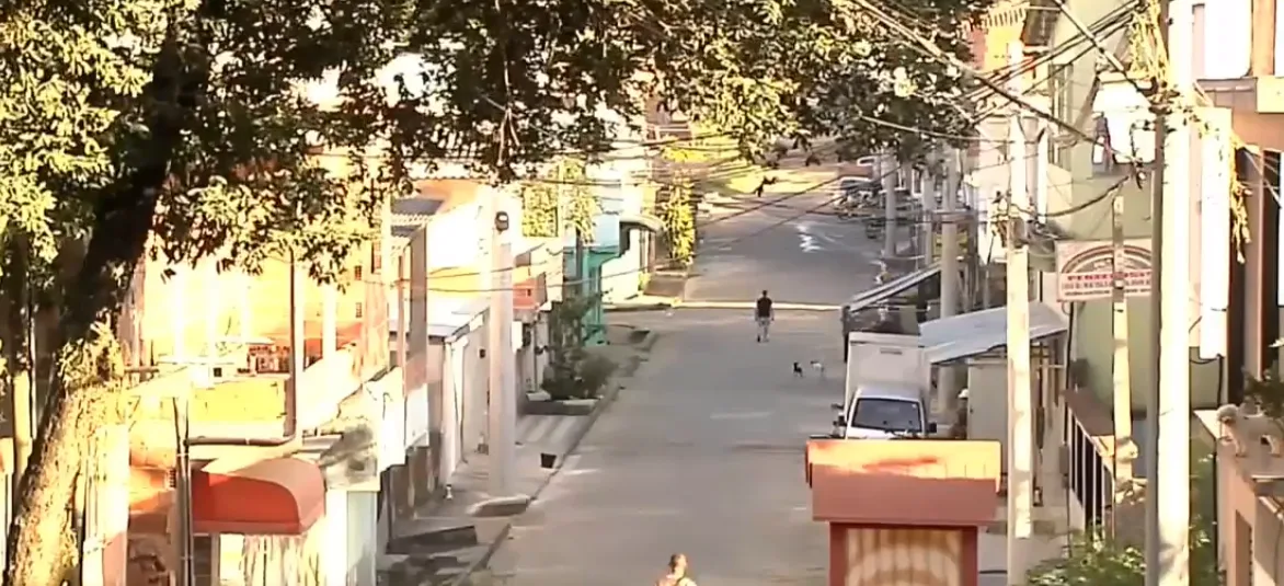 Tiroteio entre policiais e criminosos assusta moradores em bairro de Cariacica