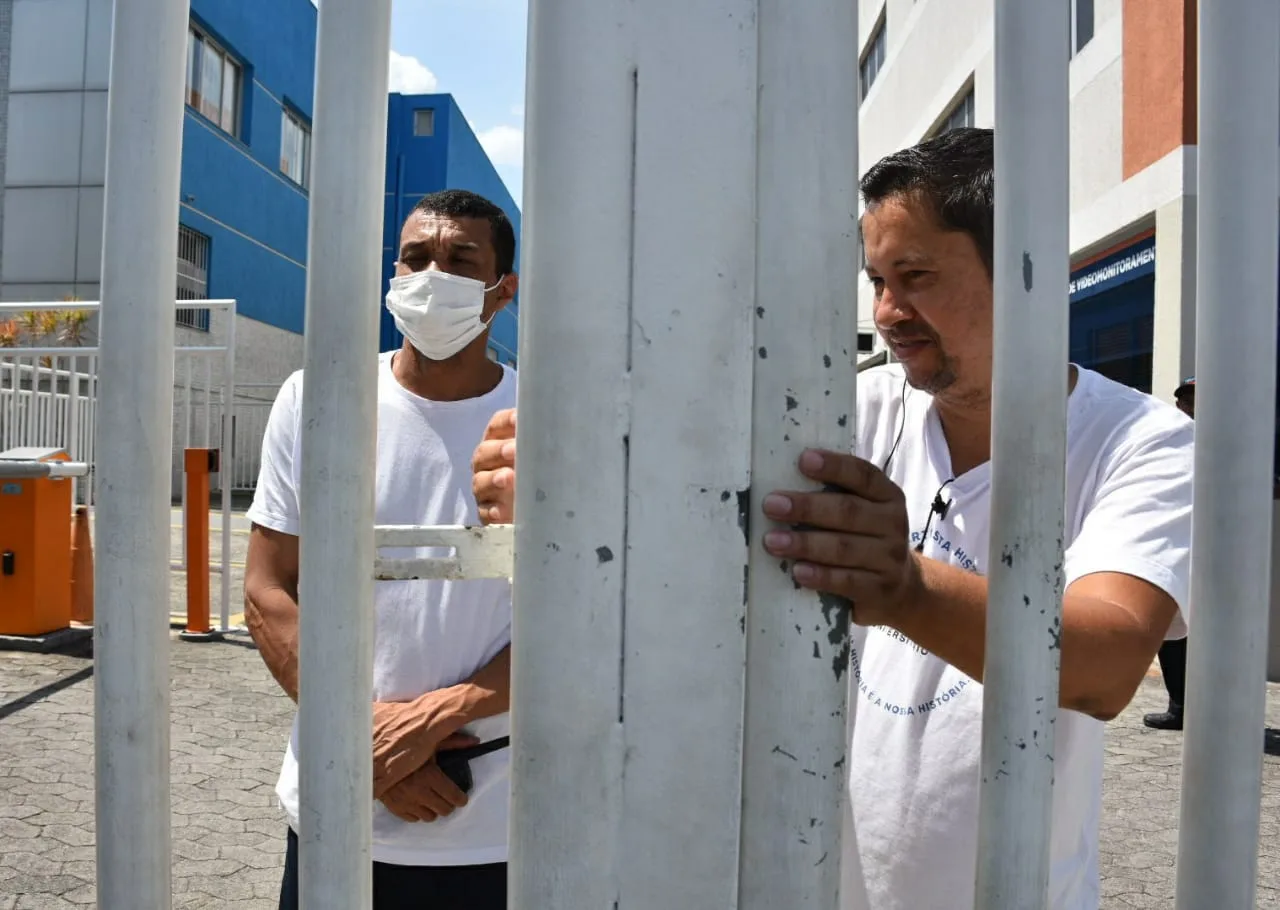 VÍDEO | Enem: estudante entra no local de prova segundos antes de portão fechar e é aplaudido