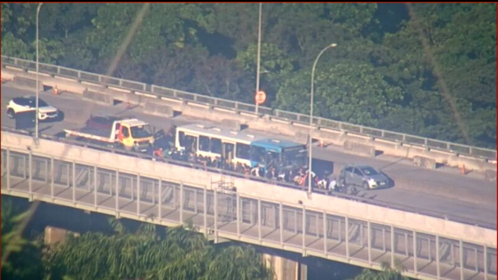 Após pane em ônibus, capixabas relatam trânsito de quase 2h na Terceira Ponte