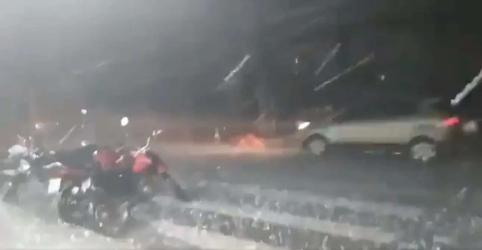 Chove granizo na Baixada Fluminense e deixa casas e carros destruídos