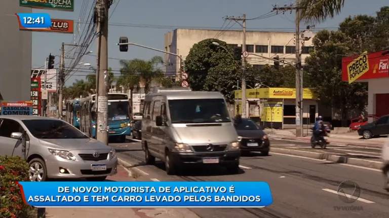 Mulher é fechada por assaltantes e tem moto levada após sair do trabalho