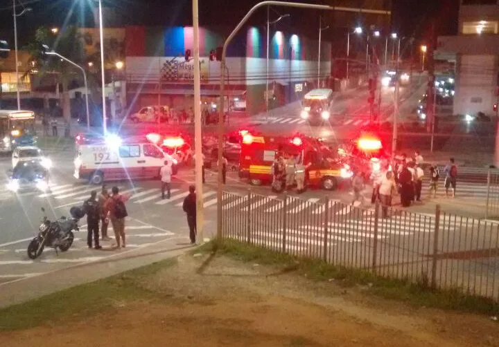 Motociclista fica gravemente ferido após ser atingido por carreta na Serra