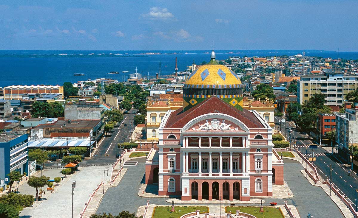 O Teatro Amazonas foi construído no auge do ciclo da borracha em 1882, e inaugurado em 1896. É o principal monumento artístoco culturas do estado do Amazonas. Manaus (AM). Foto: Werner Zotz.