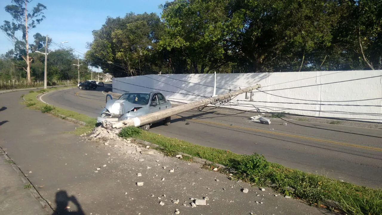 Motorista perde controle de veículo e derruba poste em rodovia da Serra