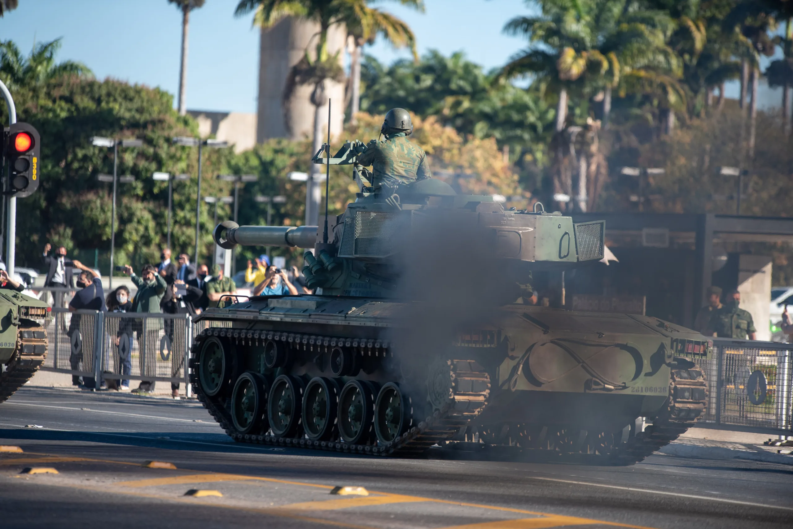 DF – DESFILE/MILITAR – POLÍTICA – Nesta terça (10) o Presidente Jair Bolsonaro recebe o convite das Forças Armadas para acompanhar o maior treinamento militar Operação Formosa. A Esplanada dos Ministérios recebeu veículos militares, como tanques de guerra e carros com armamentos. 10/08/2021 – Foto: ANTONIO MOLINA/FOTOARENA/FOTOARENA/ESTADÃO CONTEÚDO