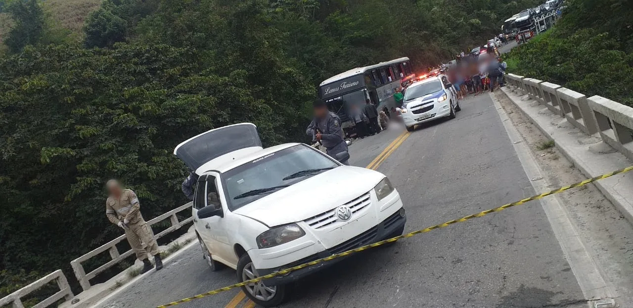 Ponte é interditada durante uma hora após acidente com ônibus e caminhão na BR-262