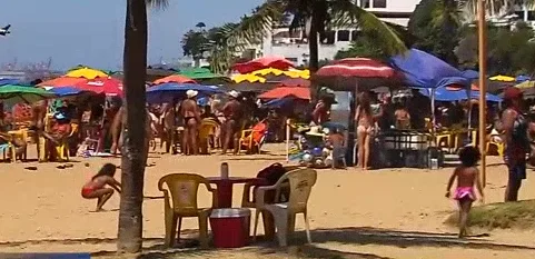 Praias cheias em Vitória nesta terça-feira de carnaval