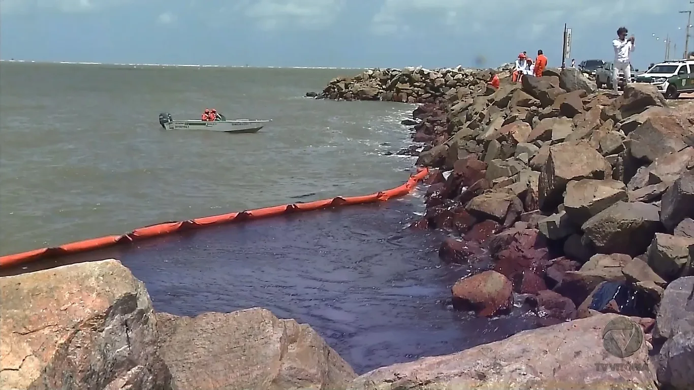 Ibama e governo pernambucano divergem sobre efetividade de boias para conter óleo no mar