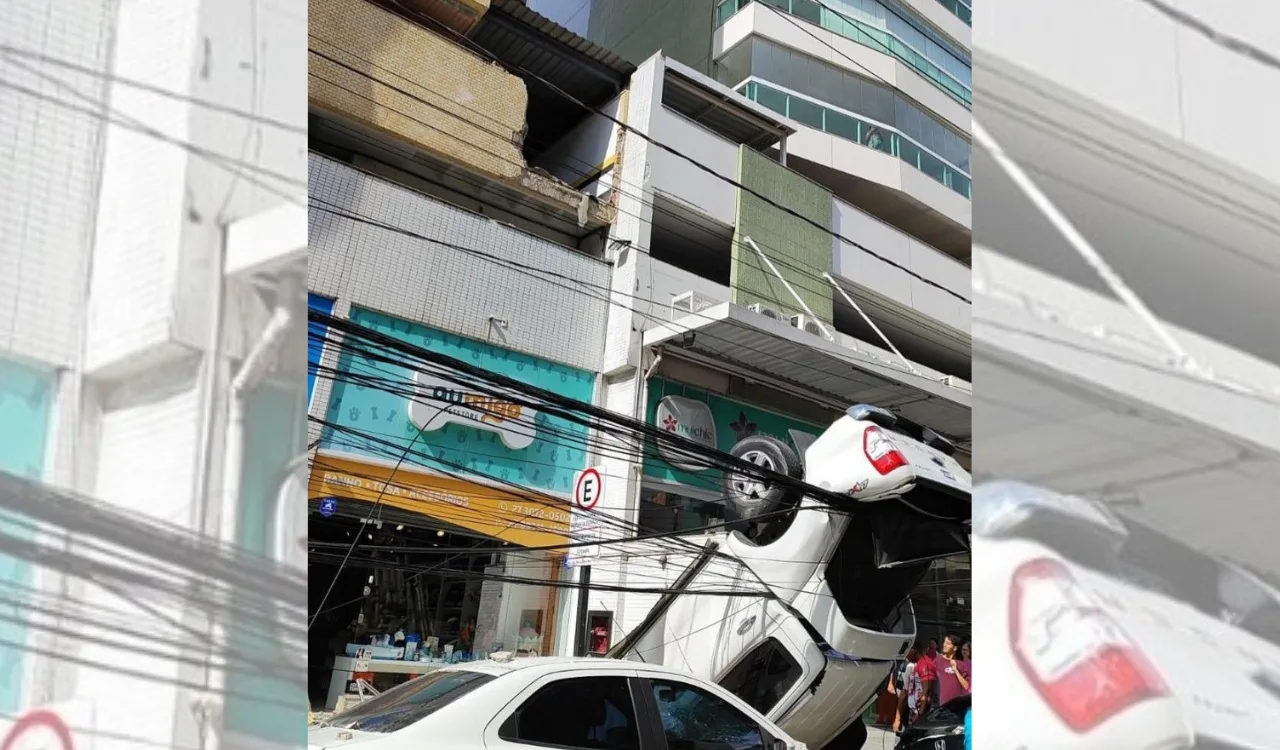 VÍDEO | Ao tentar sair de garagem, carro cai de prédio e motorista fica ferido na Praia da Costa