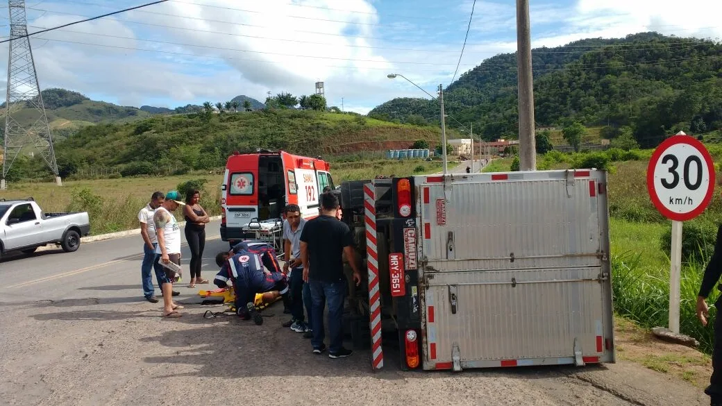 Motorista é feito refém e bandidos tombam caminhão de cosméticos na BR 262