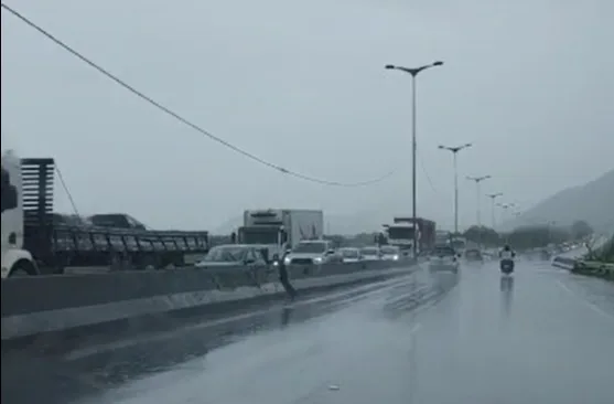 Chuva no ES: vídeo mostra trânsito parado na Rodovia do Contorno