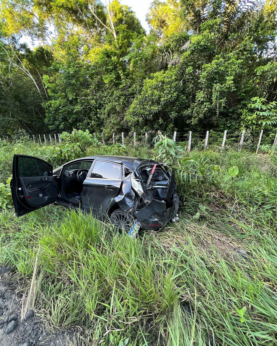 Ex-BBB Gizelly sofre acidente e é arremessada de carro: "Milagre"