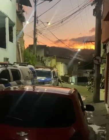 VÍDEO I Confronto entre PMs e traficantes no Morro da Floresta deixa um baleado e outro preso