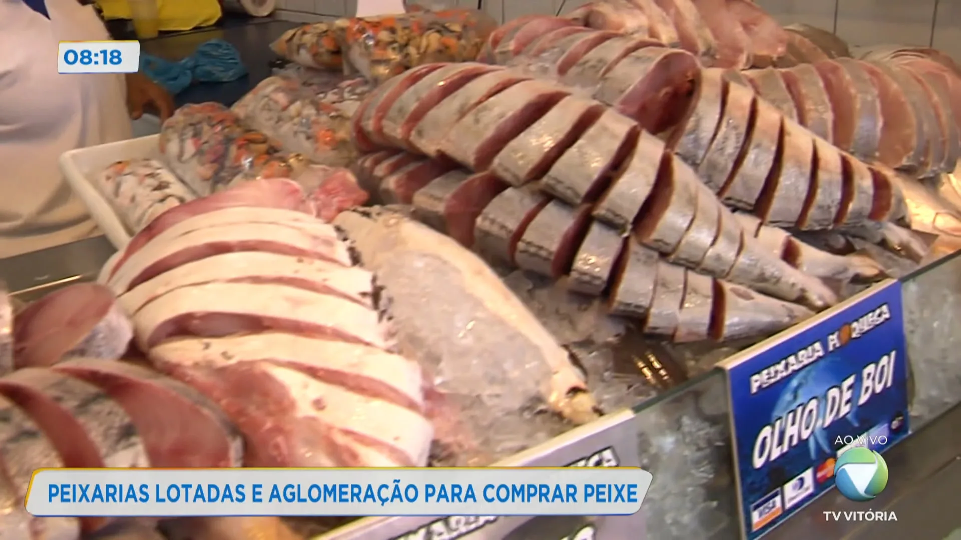 Peixarias lotadas e aglomeração para comprar peixe