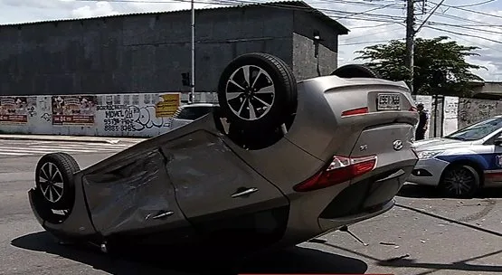 Motorista avança sinal e capota veículo em avenida de Vila Velha