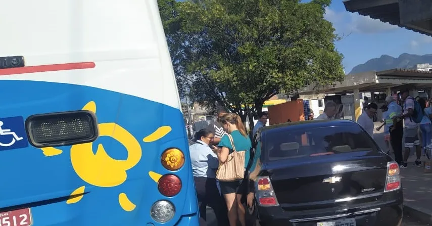 Motorista de transporte por aplicativo tem parte de dedo amputado após acidente com ônibus na Serra