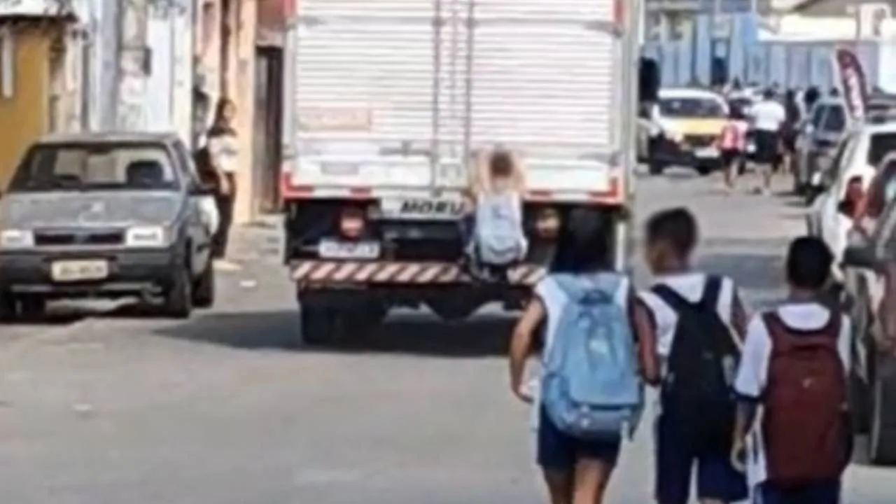 VÍDEO | Menino é flagrado em Vitória pendurado em traseira de caminhão