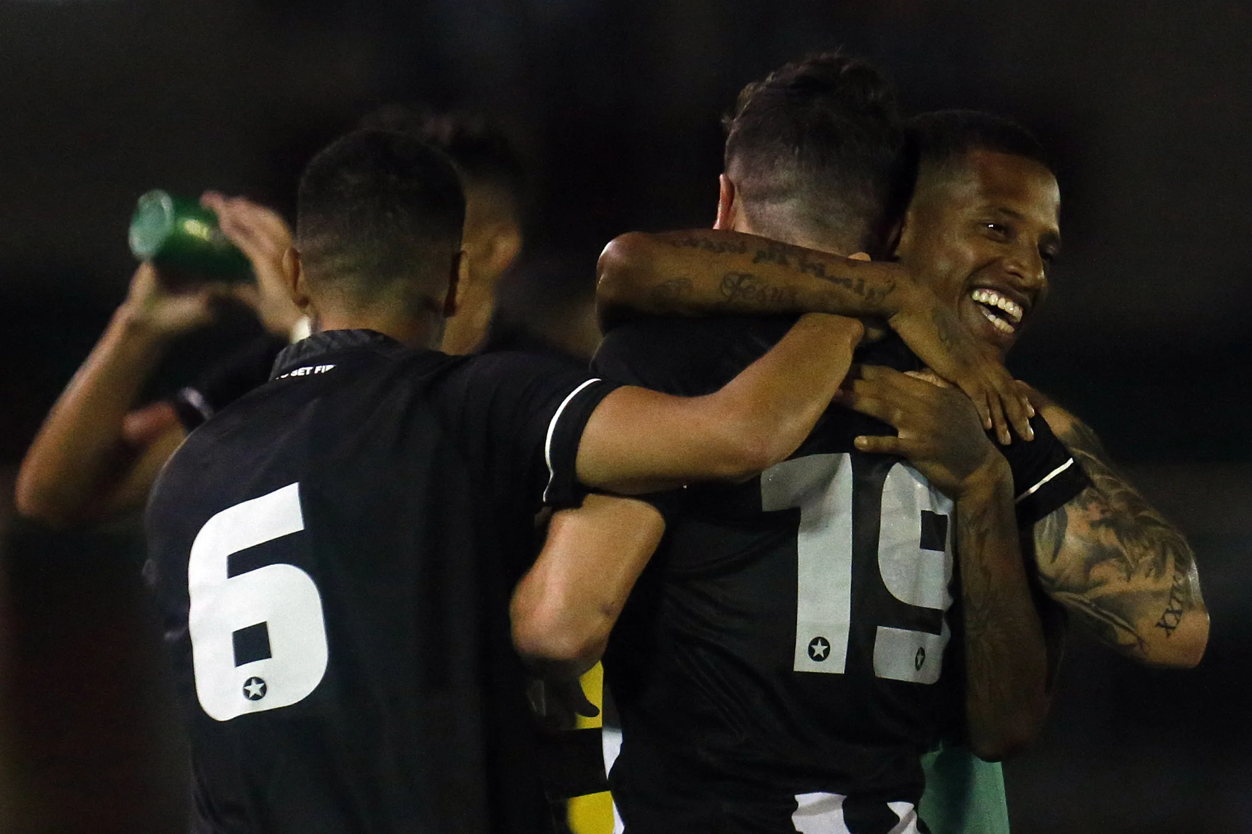 Botafogo derrota Madureira em jogo de poucas emoções no Carioca