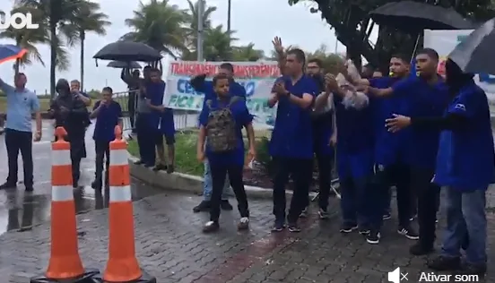 Presidente eleito é surpreendido por manifestantes em ida ao banco