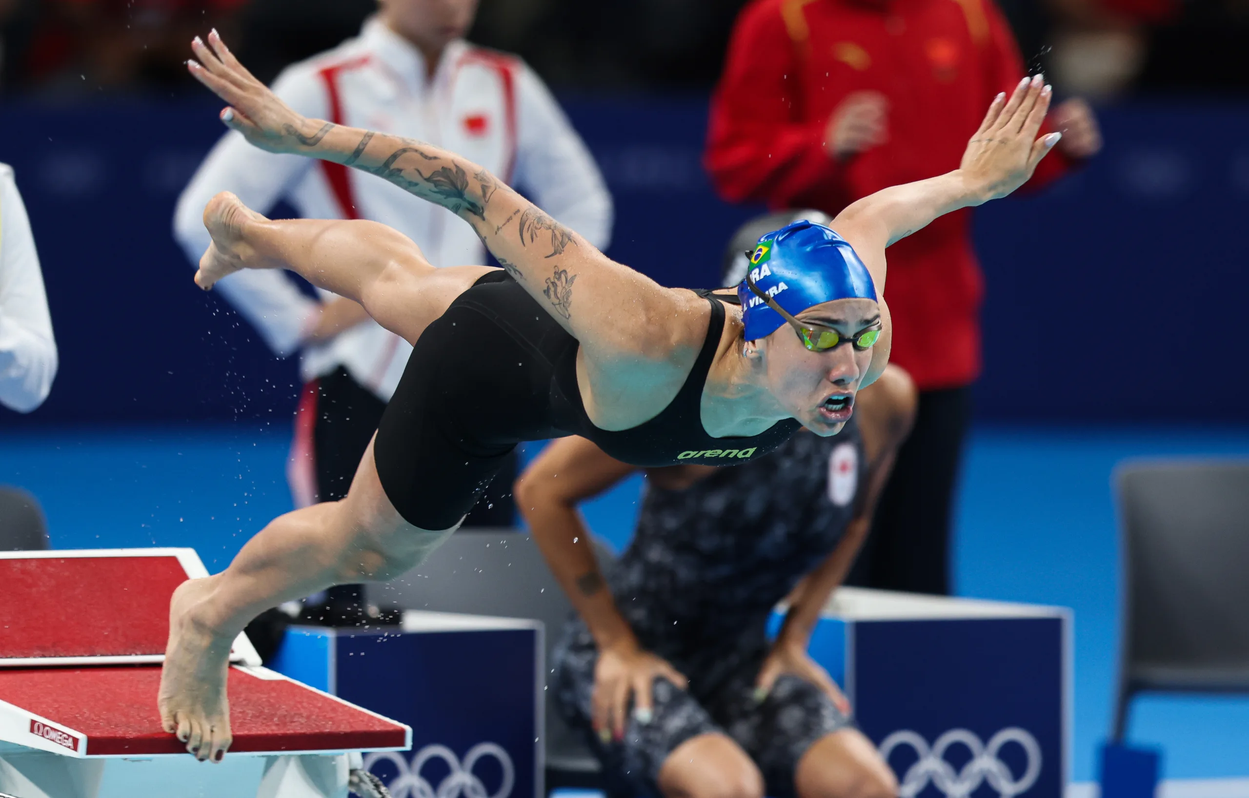 2024.07.27 – Jogos Olímpicos Paris 2024 – Natação. Revezamento feminino do Brasil na prova do 4x100m livre no primeiro dia da Natação nos Jogos Olímpicos Paris 2024. Em destaque na imagem, a atleta Ana Carolina Vieira. Foto Luiza Moraes/COB