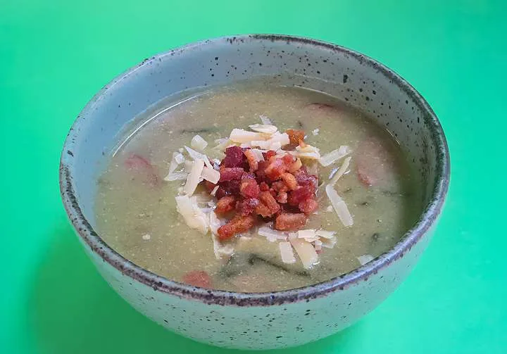 Receita de caldo verde com linguiça defumada para aquecer o inverno