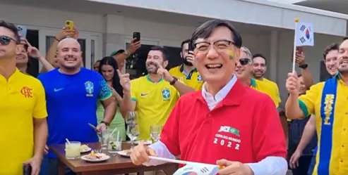 Embaixador da Coreia do Sul cai na festa durante jogo contra o Brasil e vídeo viraliza na web